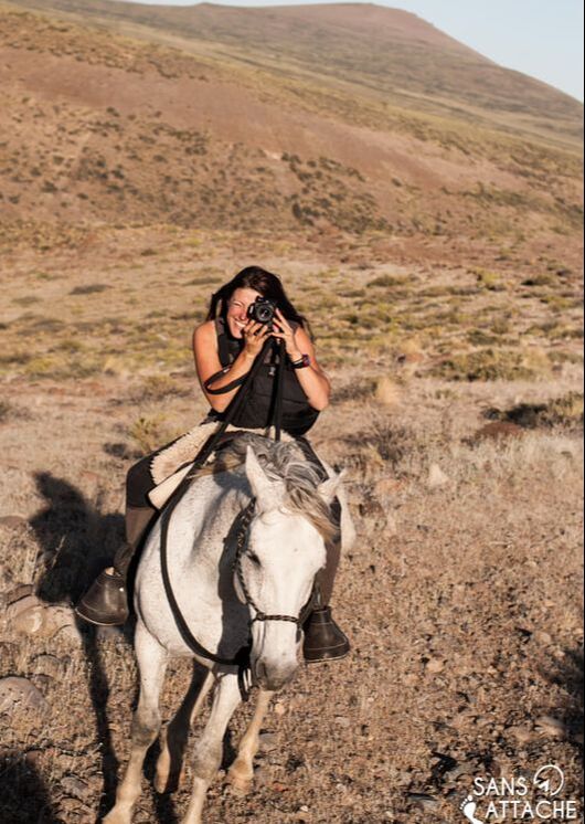 Leila Pages photographiant à cheval