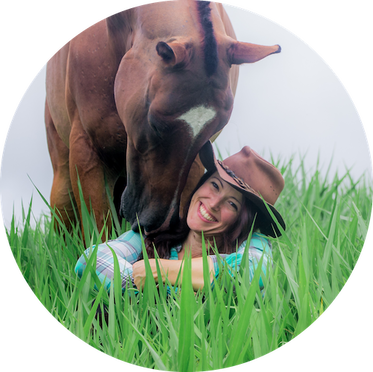 Leila Pages allongée dans l'herbe avec son cheval